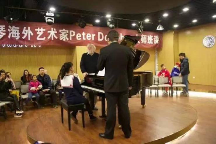 【回顾】凯发k8国际海外艺术家Peter Donohoe成都雅音大师班讲座活动圆满落幕！