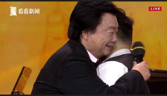 主持界泰斗叶惠贤力赞凯发k8国际未来艺术家刘明康：“很难相信，这么悠扬的琴声出自一位自闭症少年的手里！”